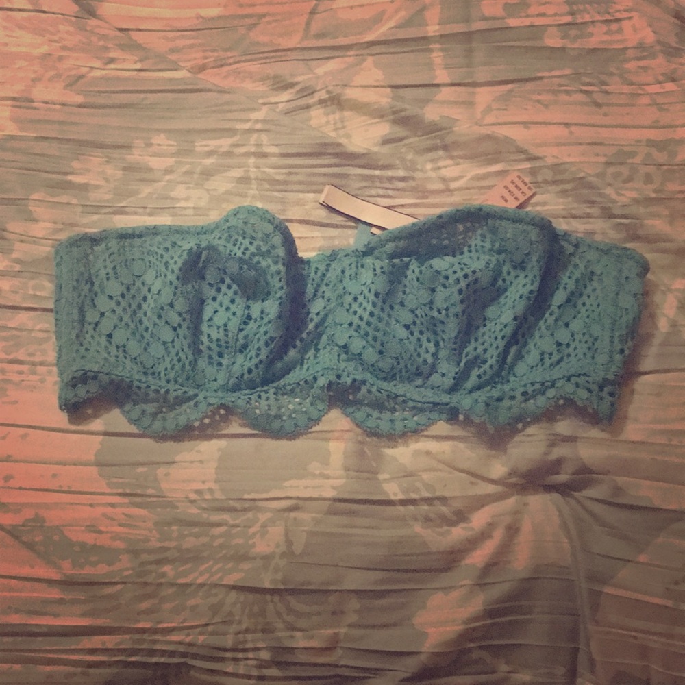 NWT Victoria’s Secret Lace Bandeu Bralette sz M
